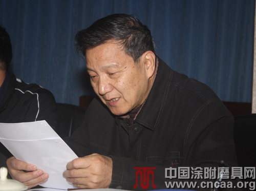 《中國涂附磨具發展史》老同志座談會鄭州召開 《中國涂附磨具》雜志主編李硯咸宣讀了《中國涂附磨具發展史》編寫大綱