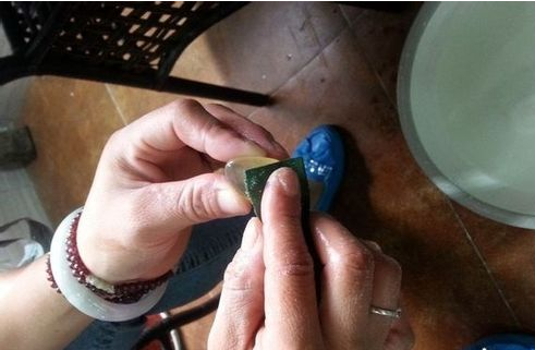 手工打磨蜜蠟原石的過(guò)程