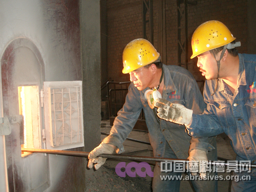 剛花飛濺爐火情-明珠電冶公司冶煉生產側記