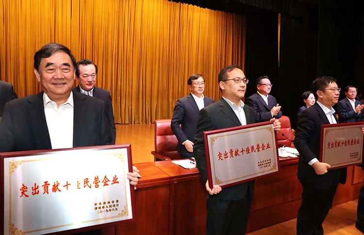 圣泉集團榮獲濟南市“突出貢獻十佳民營企業(yè)”稱號